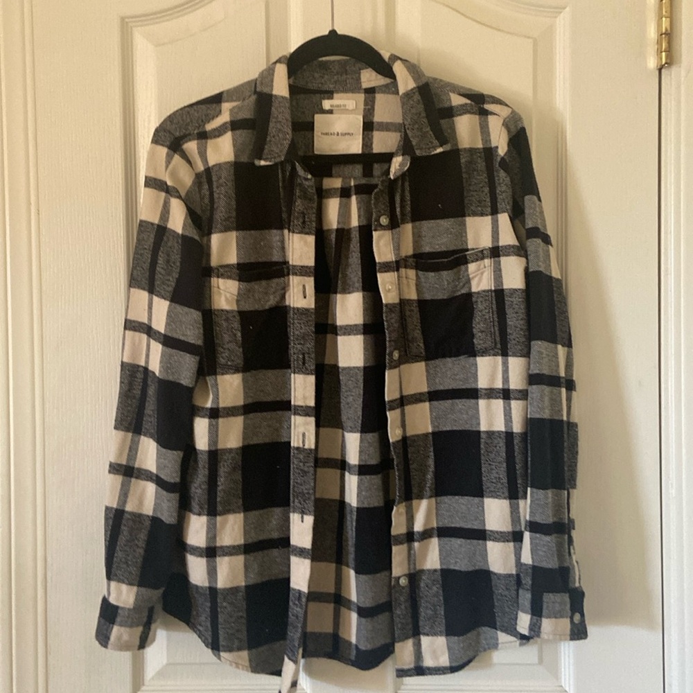 Thread and supply shacket
Black/beigh colored with pockets good condition